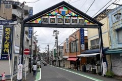「地下鉄が来なかった街」横浜・神奈川区の商店街はなぜ廃れなかったのか？ 90年代から続く名物ナイトマーケット！ 行列店とプロレスが生む意外な光景とは