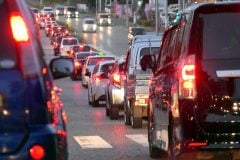 怖っ！ なぜ何もない道路で“謎の渋滞”が起きるのか？ 伝播距離が95%減！ クルマが次々に止まる「幽霊渋滞」をご存じか