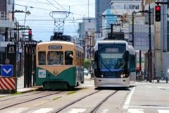 なぜ「富山市」は街なかの路面電車を“ぐるり”と循環させるのか？ 1人1日平均消費額1.4万円！ クルマ中心の都市で何が起きているのか――中心市街地に生まれた変化とは