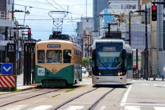 なぜ「富山市」は街なかの路面電車を“ぐるり”と循環させるのか？ 1人1日平均消費額1.4万円！ クルマ中心の都市で何が起きているのか――中心市街地に生まれた変化とは