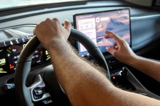 【本末転倒】なぜ最先端のクルマはドライバーを困らせるのか？ 視線移動「2秒」の指針が突きつける課題！ 6.8万人の米調査が示した意外な答えとは