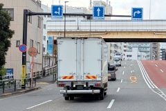 【理不尽な取引構造】この「安い運賃」がトラックドライバーを追い詰めた？ 時給換算で26%低いのに、なぜ仕事を断れないのか