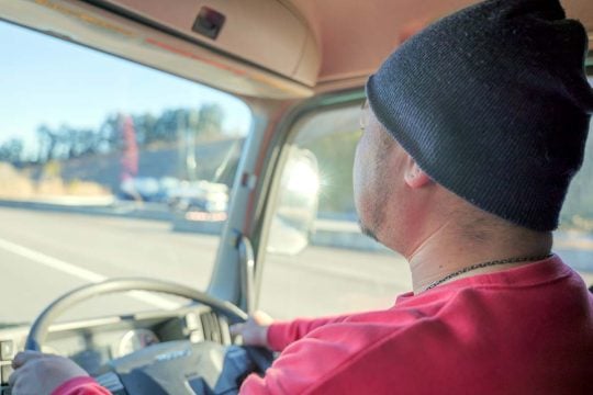 トラックドライバーはなぜ「健康リスク最悪」の職業なのか? 3年連続でワースト! 孤立する車内と終わらない荷待ち、過労と人手不足を招く現場で何が起きているのか