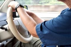 なぜ若者は「ひとりドライブ」に向かうのか？ Z世代のソロ活4割強！ 「誰も乗せない座席」で何が起きているのか――常時接続時代の新たな消費動向とは