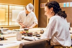 「二重価格は納得できません」インバウンド客は飲食店の“値上げ”に反発？ 54%の否定的コメントが映す価格差への不信とは