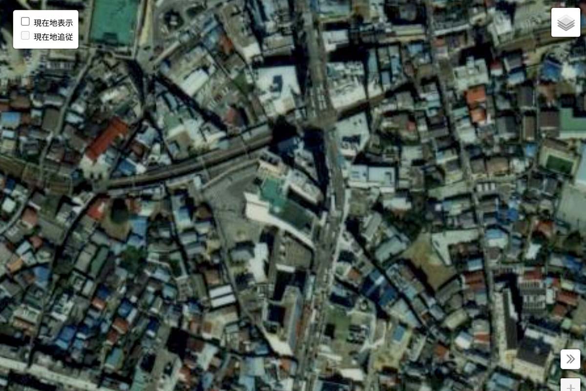 1990年頃の「京成船橋駅」周辺の航空写真（画像：国土地理院）