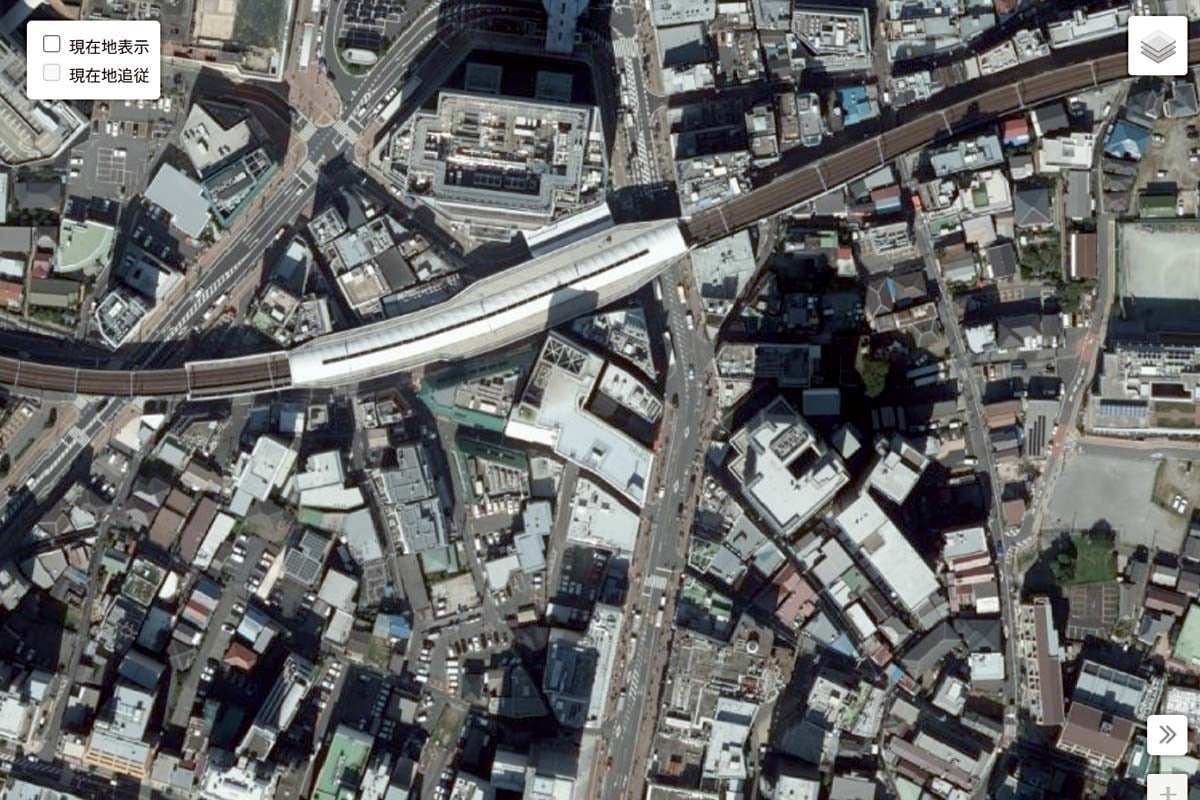最新の「京成船橋駅」周辺の航空写真（画像：国土地理院）