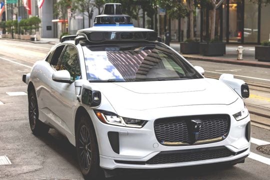 なぜ自動運転車は“想定外の挙動”を繰り返すのか――本当に安全？ 無事に止まったのに「認識率1%未満」だったワケ