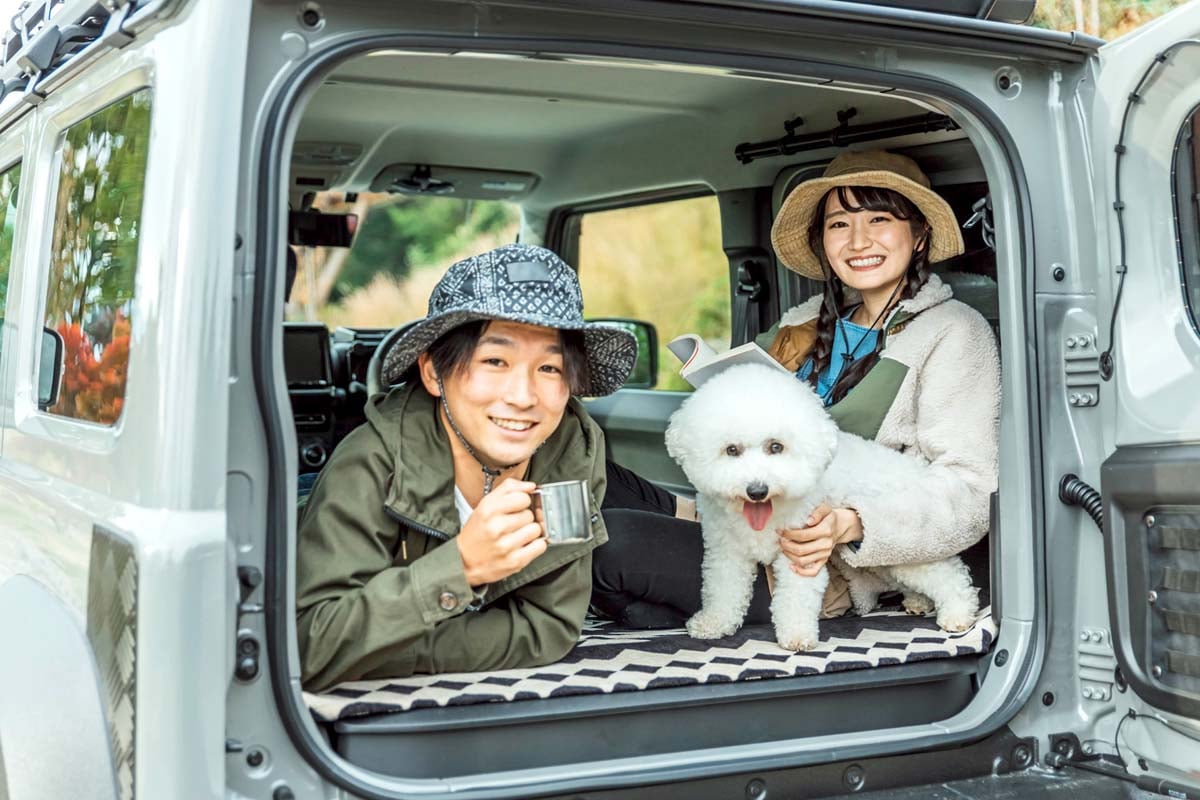 車中泊する夫婦のイメージ（画像：写真AC）