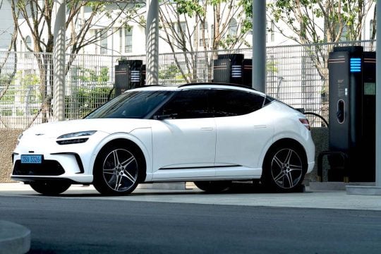 なぜEVは「中古車市場」で敬遠されてきたのか？ 50万台超の調査が示す変化！ 「残クレ」と中古車流通を動かす電池評価の新局面とは